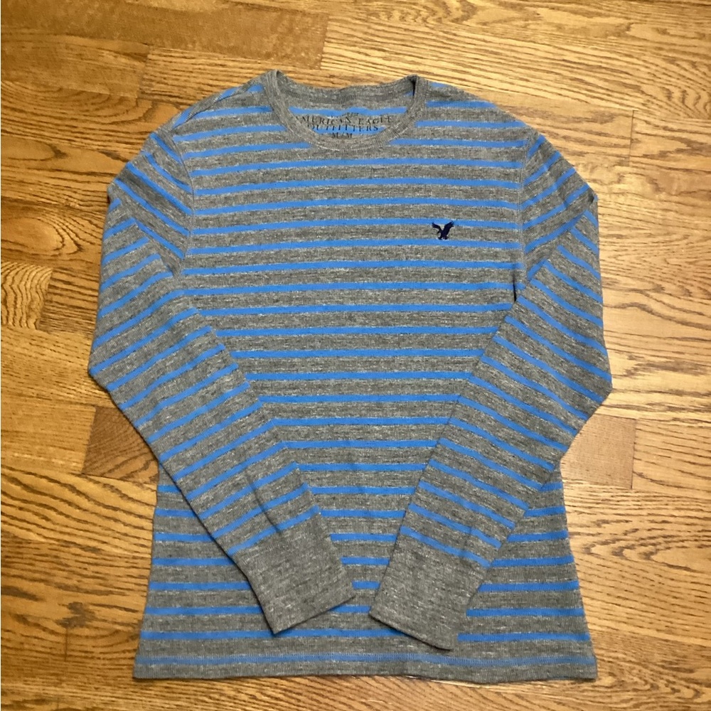 American Eagle Men’s Medium lightweight thermal. Gray/blue stripes